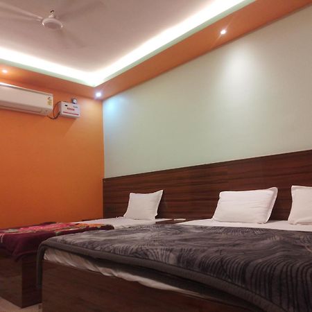 Siyaram Kunj Hotel Ayodhya Buitenkant foto