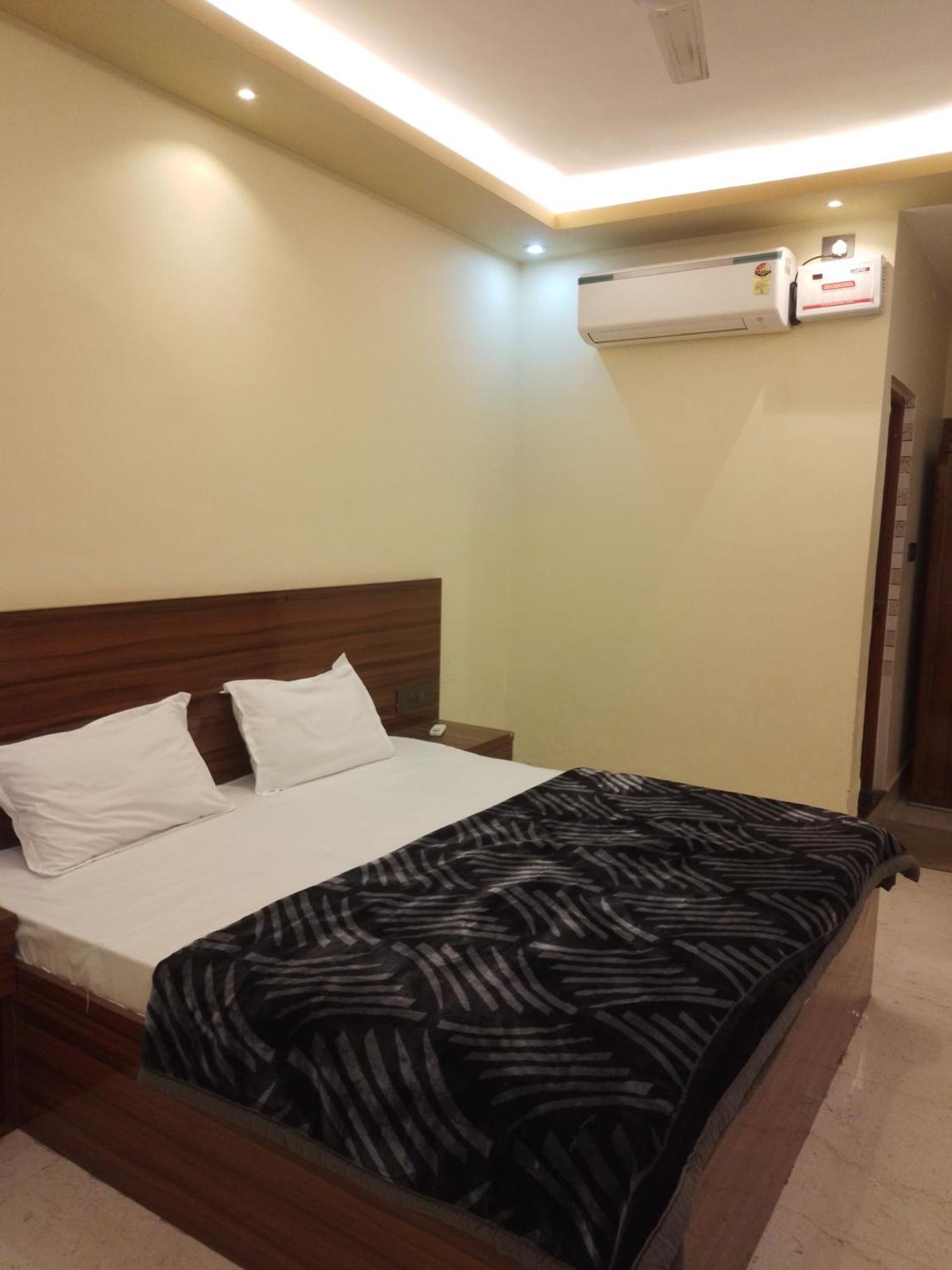 Siyaram Kunj Hotel Ayodhya Buitenkant foto