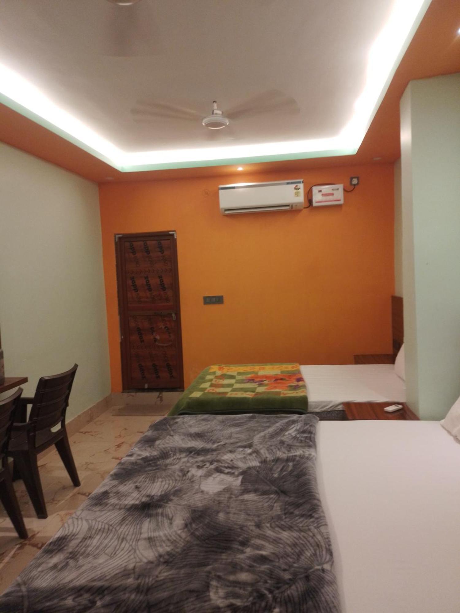 Siyaram Kunj Hotel Ayodhya Buitenkant foto