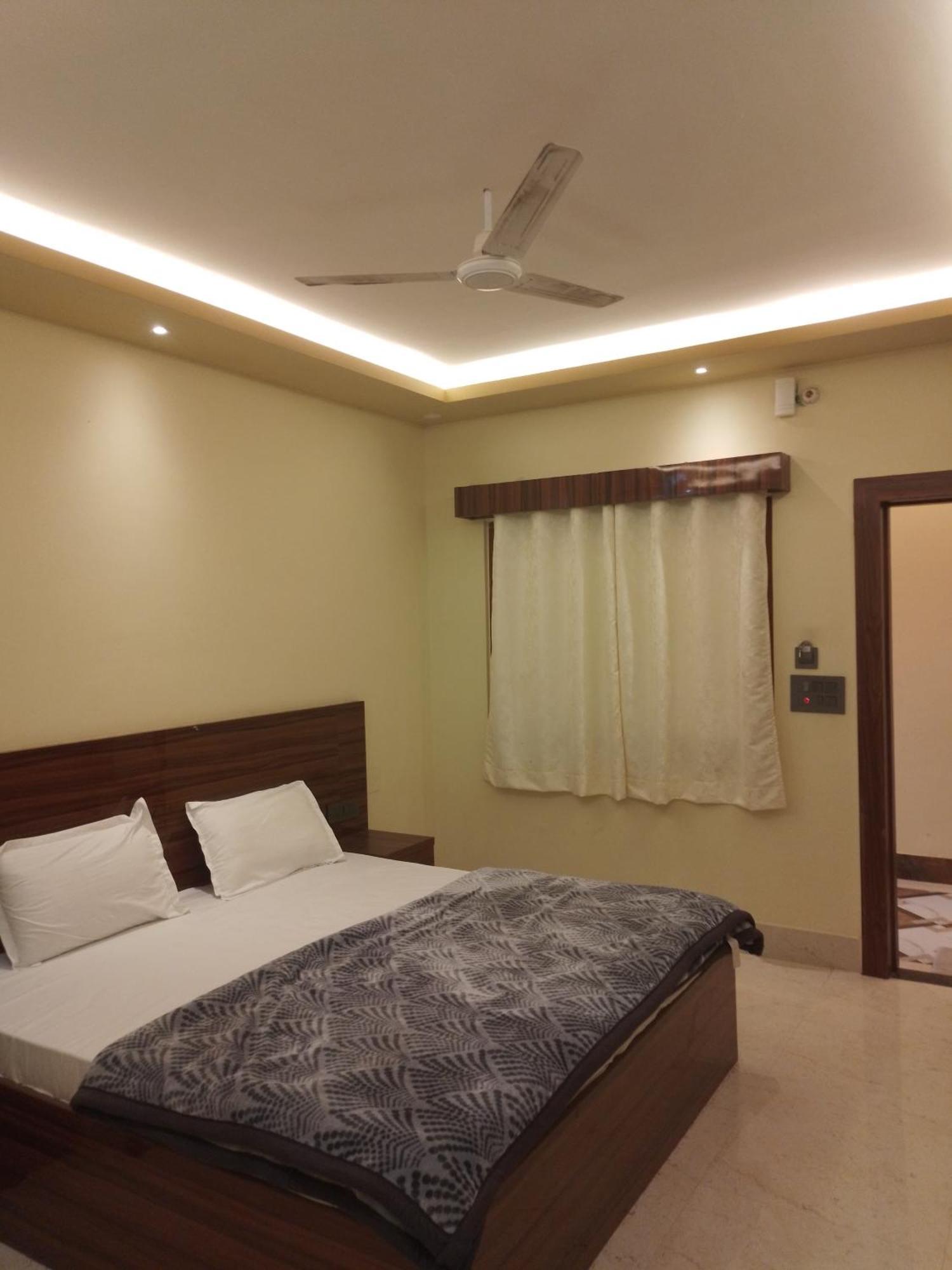 Siyaram Kunj Hotel Ayodhya Buitenkant foto