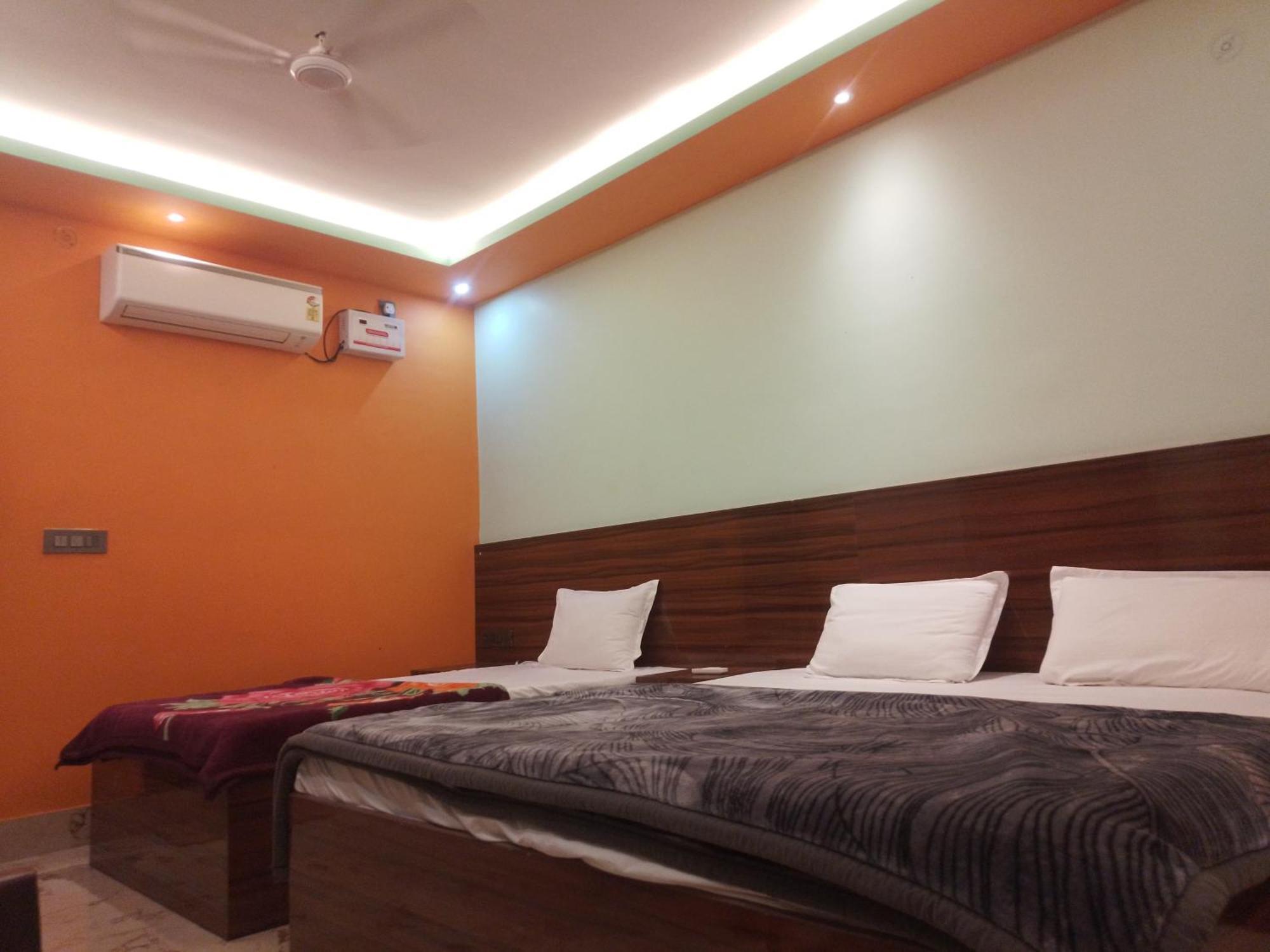 Siyaram Kunj Hotel Ayodhya Buitenkant foto