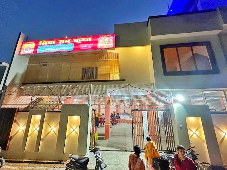 Siyaram Kunj Hotel Ayodhya Buitenkant foto