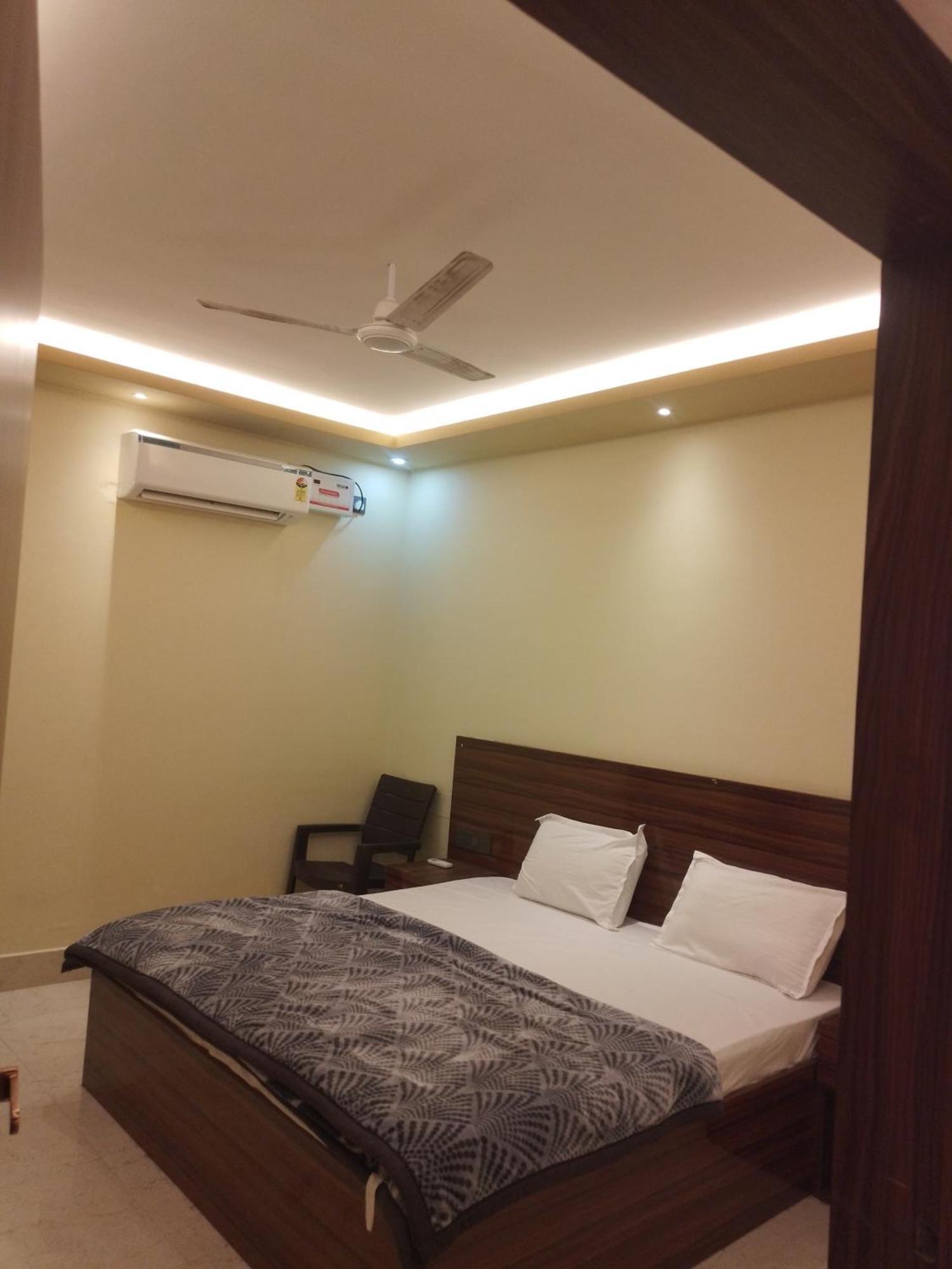 Siyaram Kunj Hotel Ayodhya Buitenkant foto