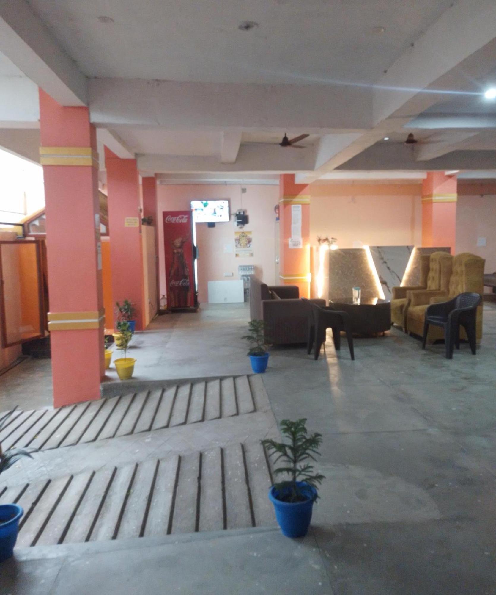 Siyaram Kunj Hotel Ayodhya Buitenkant foto
